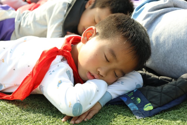 孩子們進入甜甜的夢鄉(xiāng) 敖民極  龍紅利 .jpg