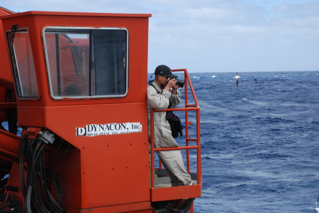 大洋一號(hào)船搭載著科考隊(duì)員在西南印度洋開展科考，作者登上船尾吊車，居高臨下記錄科考過程，遠(yuǎn)處的海鳥時(shí)刻注視著船邊泛起的浪花，那里時(shí)常有它們愛吃的飛魚一躍而出。.jpg
