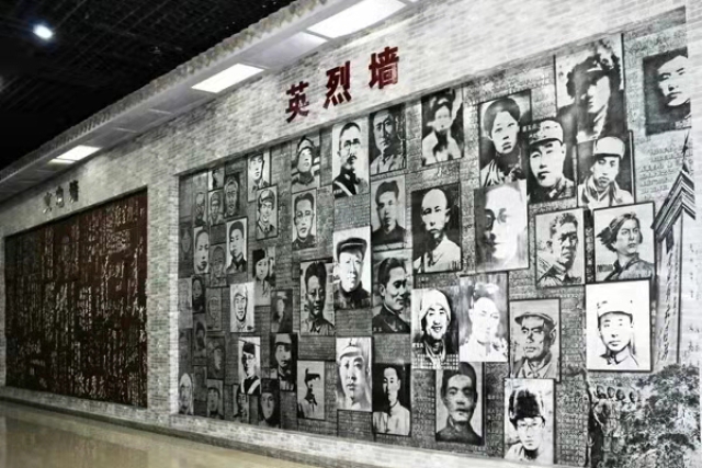 這是晉綏邊區(qū)革命紀(jì)念館的英烈墻，總導(dǎo)演第一次采風(fēng)時(shí)被強(qiáng)烈震撼，一定要把這面墻還原到舞臺(tái)上，讓后人深深的緬懷和銘記。演員們到達(dá)后，一致要求先到紀(jì)念館參觀學(xué)習(xí)。.jpg