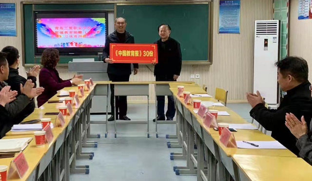 贈報儀式.jpg 贈報儀式.jpg