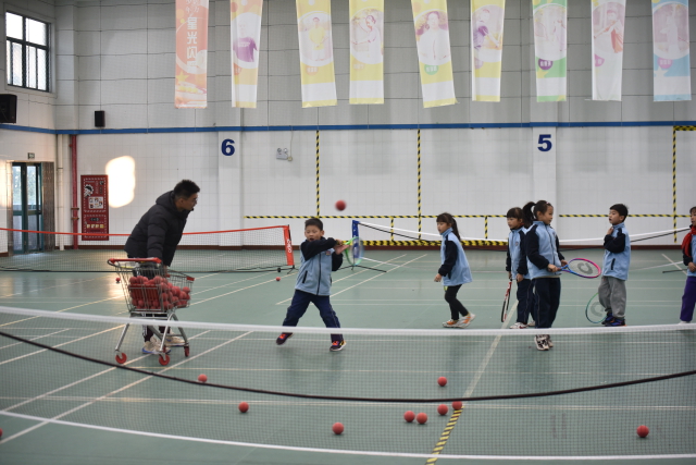 圖為江北區(qū)第二實驗小學網(wǎng)球社團 學校供圖.jpg 圖為江北區(qū)第二實驗小學網(wǎng)球社團 學校供圖.jpg