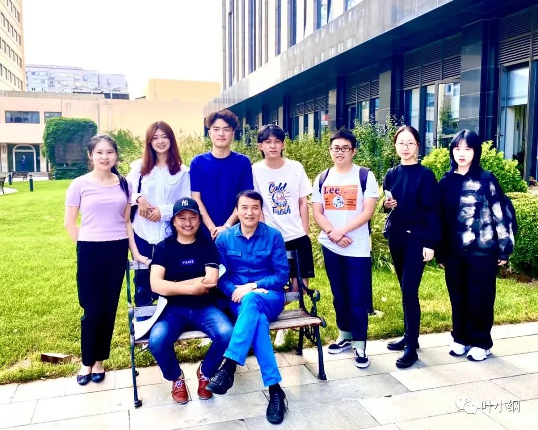 葉小鋼與學(xué)生在校園.jpg 葉小鋼與學(xué)生在校園.jpg