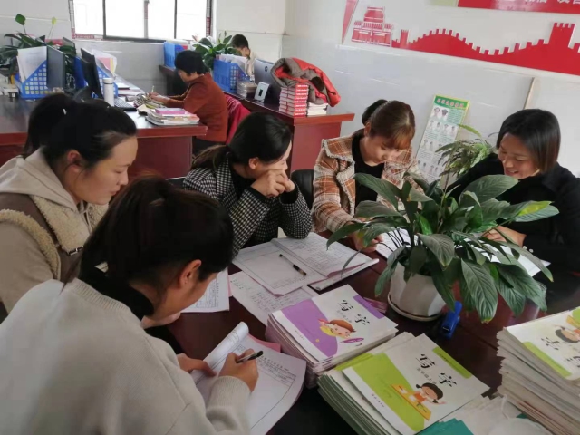 1 鄭莊小學教師集體備課。（王燕杰 攝）.jpg