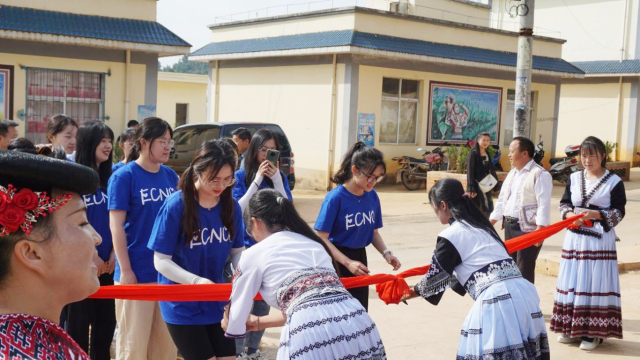 熱情好客的澤鐵苗家人用充滿民族特色的“攔門酒”儀式歡迎華東師大2022年暑期云南尋甸鄉(xiāng)村社會(huì)實(shí)踐夏令營(yíng)的團(tuán)隊(duì)成員們.jpg 熱情好客的澤鐵苗家人用充滿民族特色的“攔門酒”儀式歡迎華東師大2022年暑期云南尋甸鄉(xiāng)村社會(huì)實(shí)踐夏令營(yíng)的團(tuán)隊(duì)成員們.jpg