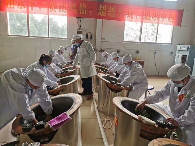 學(xué)生在實訓(xùn).jpg 學(xué)生在實訓(xùn).jpg