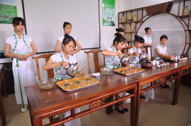 學(xué)生展示茶藝.jpg 學(xué)生展示茶藝.jpg