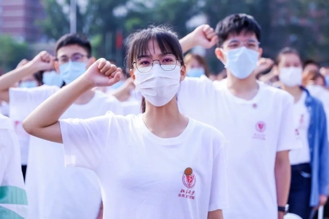 北大醫(yī)學(xué)部2022級新生宣誓醫(yī)學(xué)生誓詞。學(xué)校供圖。 .jpg