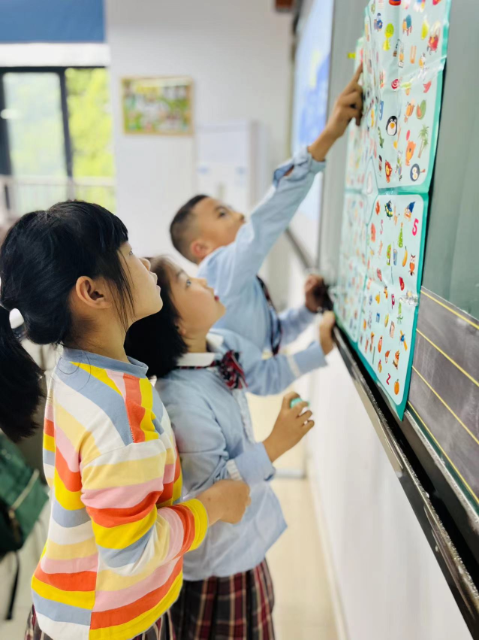 學(xué)生們?cè)谡n后服務(wù)中體驗(yàn)闖關(guān)游戲 學(xué)校供圖.png 學(xué)生們?cè)谡n后服務(wù)中體驗(yàn)闖關(guān)游戲 學(xué)校供圖.png