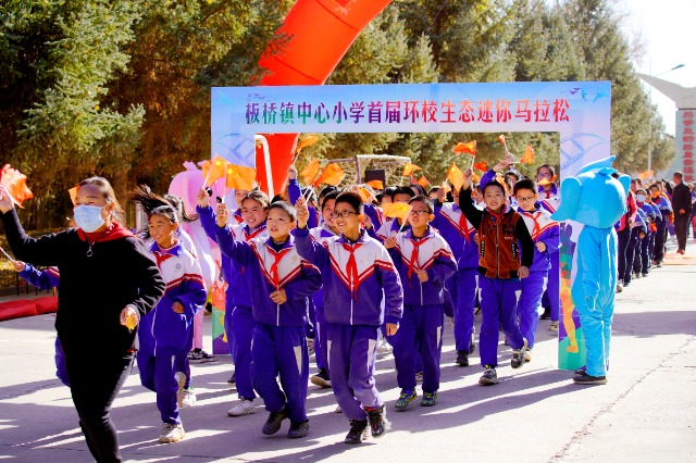 02 環(huán)校生態(tài)迷你馬拉松點(diǎn)燃冬日運(yùn)動(dòng)激情.JPG 02 環(huán)校生態(tài)迷你馬拉松點(diǎn)燃冬日運(yùn)動(dòng)激情.JPG