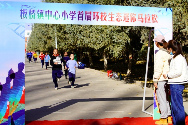 03 環(huán)校生態(tài)迷你馬拉松點(diǎn)燃冬日運(yùn)動(dòng)激情.jpg 03 環(huán)校生態(tài)迷你馬拉松點(diǎn)燃冬日運(yùn)動(dòng)激情.jpg