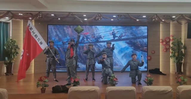 西苑小學(xué)同學(xué)表演《長征》.jpg 西苑小學(xué)同學(xué)表演《長征》.jpg