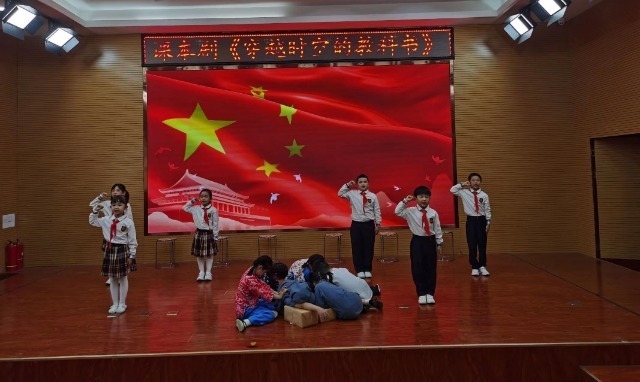 裕華西路小學(xué)《穿越時(shí)空的教科書》.jpg 裕華西路小學(xué)《穿越時(shí)空的教科書》.jpg