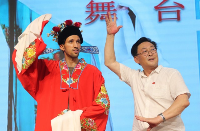 戲曲老師指導山東科技大學留學生學習“茂腔”.jpg 戲曲老師指導山東科技大學留學生學習“茂腔”.jpg