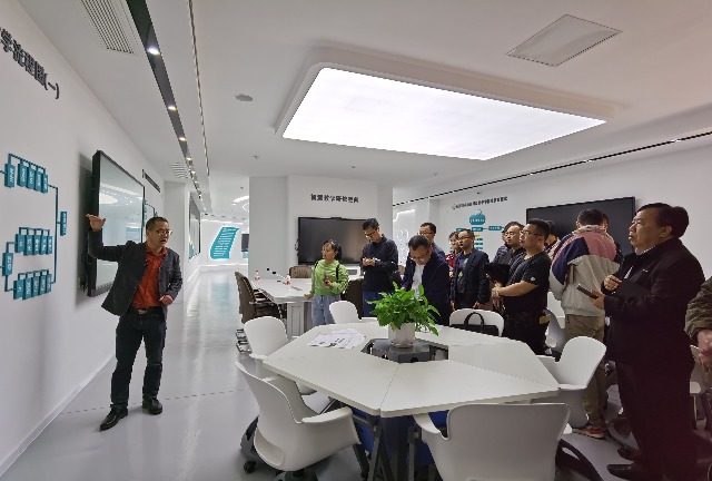 柳州高中與共建單位交流.jpg 柳州高中與共建單位交流.jpg