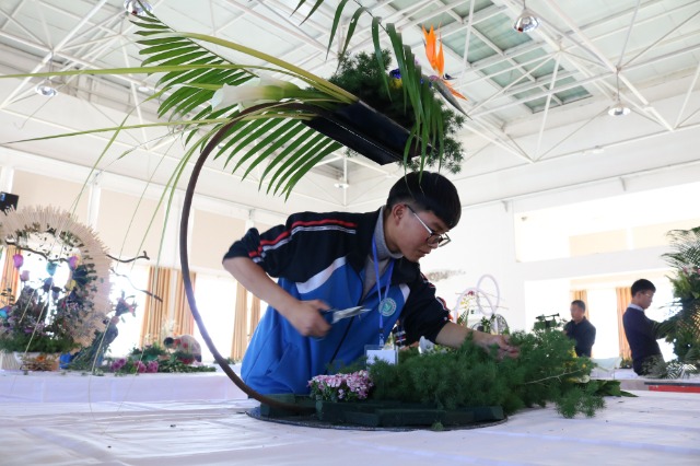 農(nóng)藝專業(yè)學(xué)生實訓(xùn)(張掖市教育局供稿).JPG 農(nóng)藝專業(yè)學(xué)生實訓(xùn)(張掖市教育局供稿).JPG