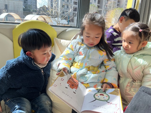 錦江幼兒園中班幼兒給托班幼兒講繪本故事 幼兒園供圖.jpg 錦江幼兒園中班幼兒給托班幼兒講繪本故事 幼兒園供圖.jpg