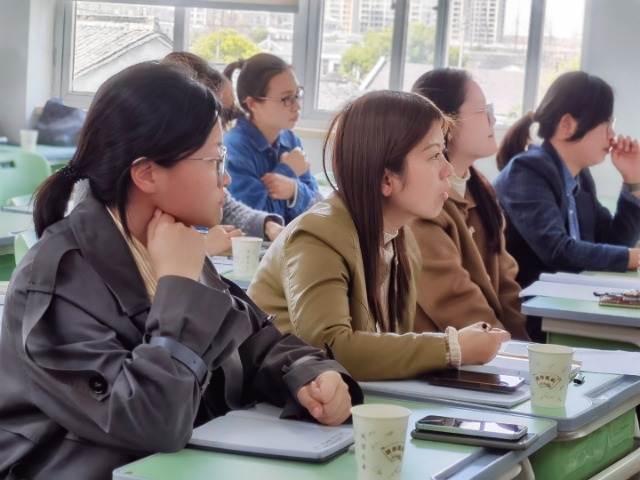 鄉(xiāng)村教師認真聽講 李朝霞攝.jpg 鄉(xiāng)村教師認真聽講 李朝霞攝.jpg