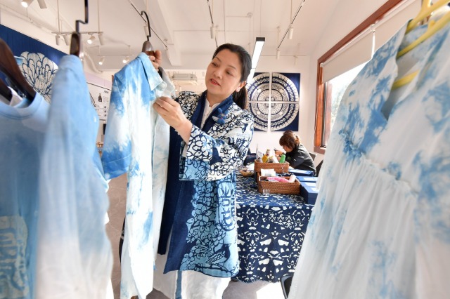 張劍峰展示藍印花布制作的服裝 王國海 攝.jpg 張劍峰展示藍印花布制作的服裝 王國海 攝.jpg