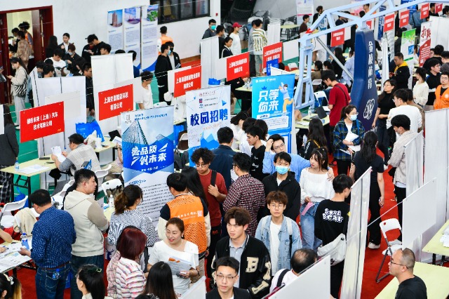 招聘會(huì)現(xiàn)場(chǎng)。（學(xué)校供圖）