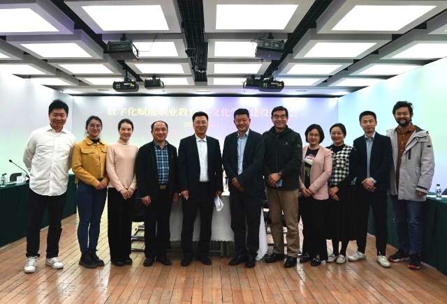 到場(chǎng)嘉賓合影。主辦方供圖。