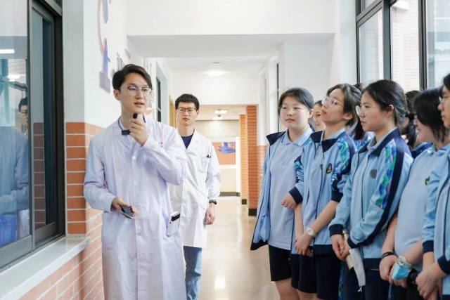 大連理工大學(xué)寧波研究院工作人員與寧波四中學(xué)生交流 學(xué)校供圖.jpg 大連理工大學(xué)寧波研究院工作人員與寧波四中學(xué)生交流 學(xué)校供圖.jpg