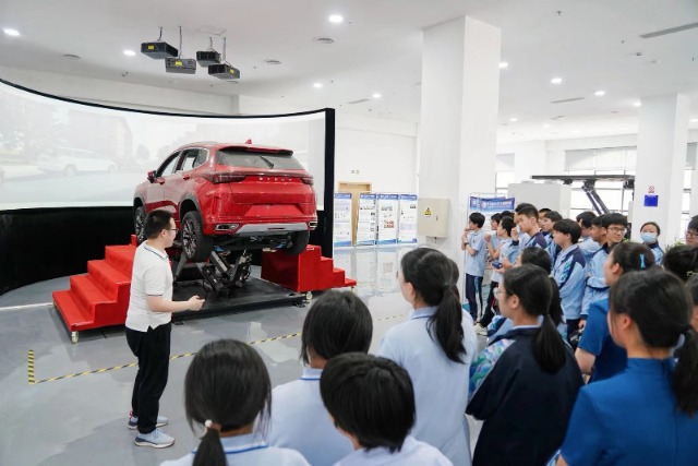 學(xué)生參觀實(shí)驗(yàn)室 學(xué)校供圖.jpg 學(xué)生參觀實(shí)驗(yàn)室 學(xué)校供圖.jpg