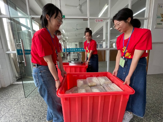 寧波奉化工貿旅游學校黨員教師為考生們義務送餐.JPG 寧波奉化工貿旅游學校黨員教師為考生們義務送餐.JPG