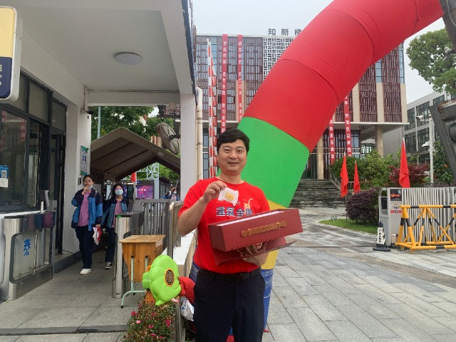 寧波北侖區(qū)泰河中學校長李明為同學們送上“定勝糕” 陳涵容攝.jpg 寧波北侖區(qū)泰河中學校長李明為同學們送上“定勝糕” 陳涵容攝.jpg