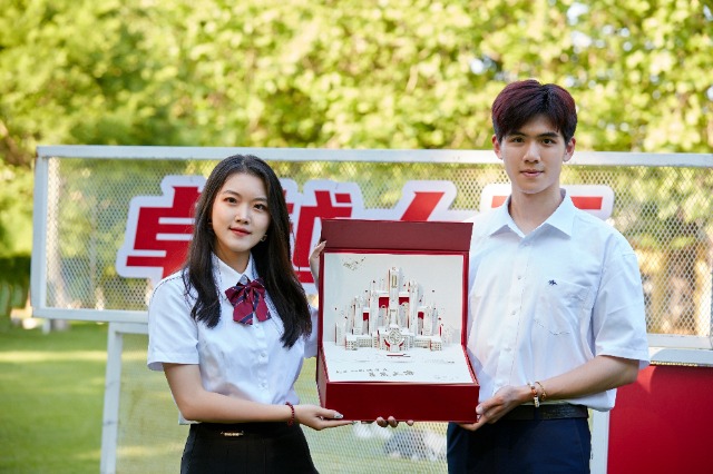 大連理工大學(xué)本科生畢業(yè)禮盒.jpg 大連理工大學(xué)本科生畢業(yè)禮盒.jpg