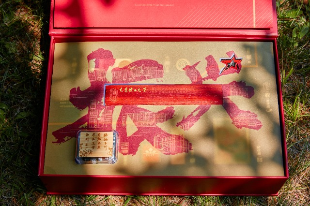 畢業(yè)禮盒中的木制燙金鎮(zhèn)尺.jpg 畢業(yè)禮盒中的木制燙金鎮(zhèn)尺.jpg