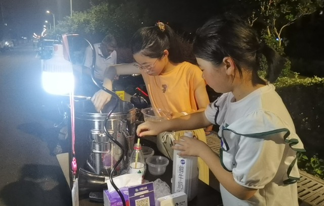 學(xué)生李佳慧、鄔嘉銣出攤賣木蓮凍 學(xué)校供圖.jpg