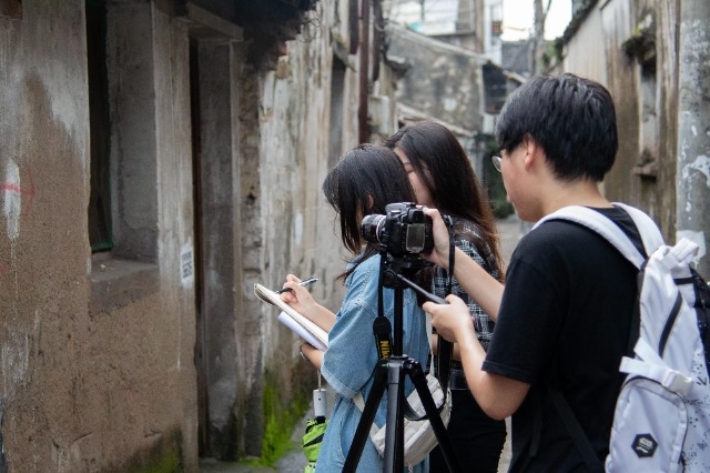 寧波大學(xué)“拾古彌新”鄉(xiāng)村古建筑守護(hù)者小分隊走進(jìn)寧波市莊市老街，用畫筆攝影記錄古建筑風(fēng)貌 學(xué)校供圖.jpg