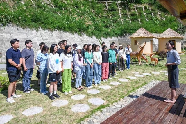 東華大學(xué)思政課教師劉銘秋在柘坑戴村為學(xué)生上沉浸式“大思政課”。學(xué)校供圖