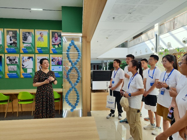 學生們在2023年青少年科學營大連理工大學分營里體驗科研樂趣.jpg 學生們在2023年青少年科學營大連理工大學分營里體驗科研樂趣.jpg