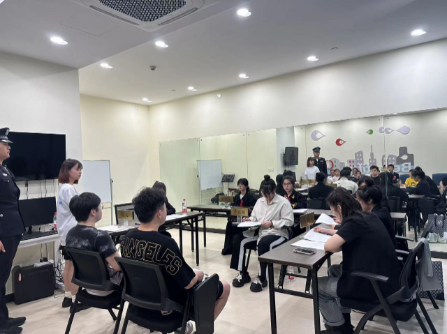 模擬法庭課堂進社區(qū) 學(xué)校供圖.png 模擬法庭課堂進社區(qū) 學(xué)校供圖.png