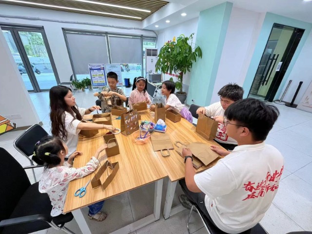 “小手拉大手”團(tuán)隊(duì)指導(dǎo)小朋友做手工 學(xué)校供圖.jpg “小手拉大手”團(tuán)隊(duì)指導(dǎo)小朋友做手工 學(xué)校供圖.jpg