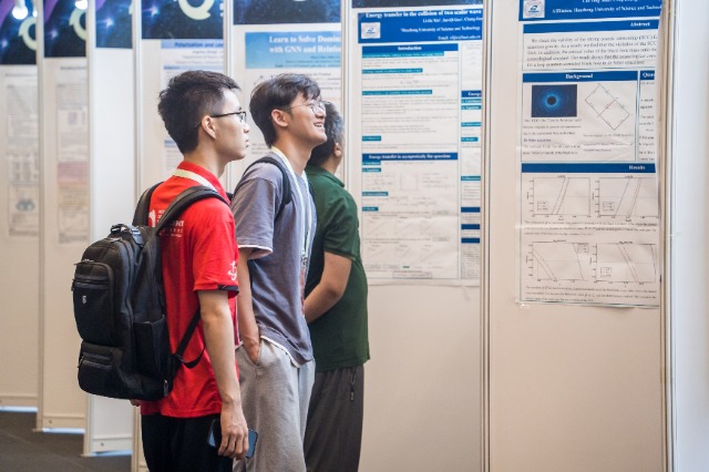 大學生在海報展上參觀交流。學校供圖.jpg