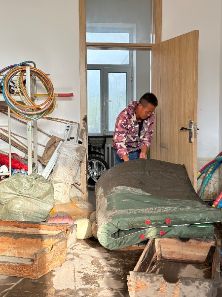 王劍英在整理體育器材室。本報記者 郭馨澤 攝