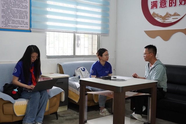 實(shí)踐隊(duì)成員對當(dāng)?shù)亟處熯M(jìn)行專業(yè)發(fā)展和職業(yè)滿意度調(diào)查。學(xué)校供圖.jpg