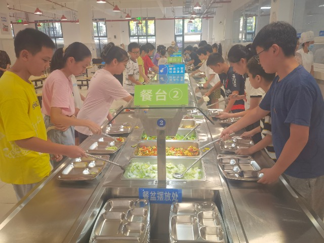 寧波鄞州區(qū)江東實(shí)驗(yàn)小學(xué)(南校區(qū))學(xué)生享用自助餐 史望穎 攝.jpg 寧波鄞州區(qū)江東實(shí)驗(yàn)小學(xué)(南校區(qū))學(xué)生享用自助餐 史望穎 攝.jpg