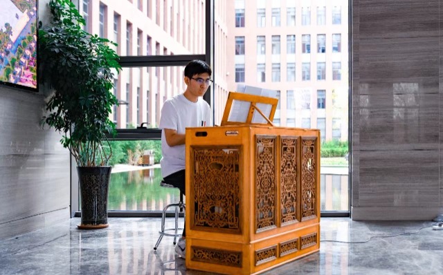 大連理工大學(xué)本科生設(shè)計(jì)制作的首架國(guó)產(chǎn)管風(fēng)琴 學(xué)校供圖.jpg 大連理工大學(xué)本科生設(shè)計(jì)制作的首架國(guó)產(chǎn)管風(fēng)琴 學(xué)校供圖.jpg