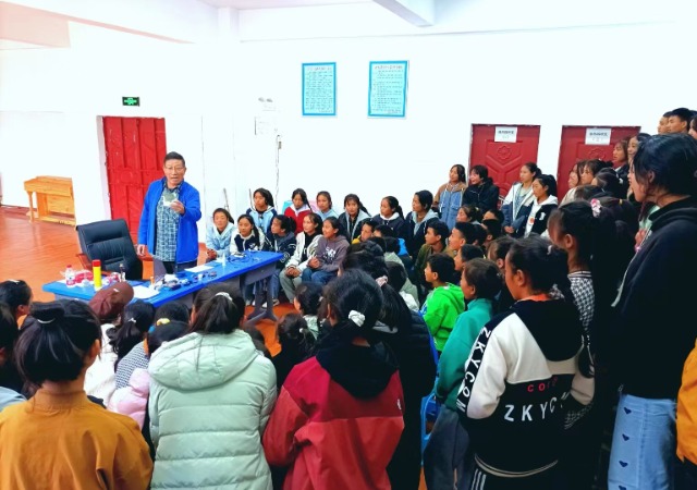 忻元華在給孩子們上科學實驗課 學校供圖.jpg