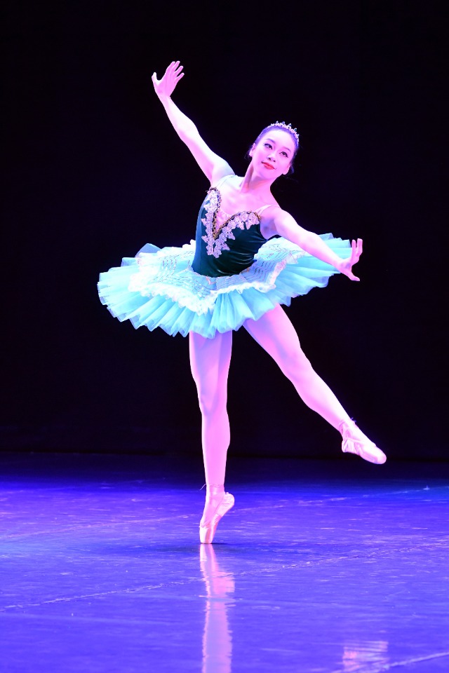 浙江紡織服裝職院學(xué)生進行芭蕾舞表演 王國海 攝.jpg 浙江紡織服裝職院學(xué)生進行芭蕾舞表演 王國海 攝.jpg