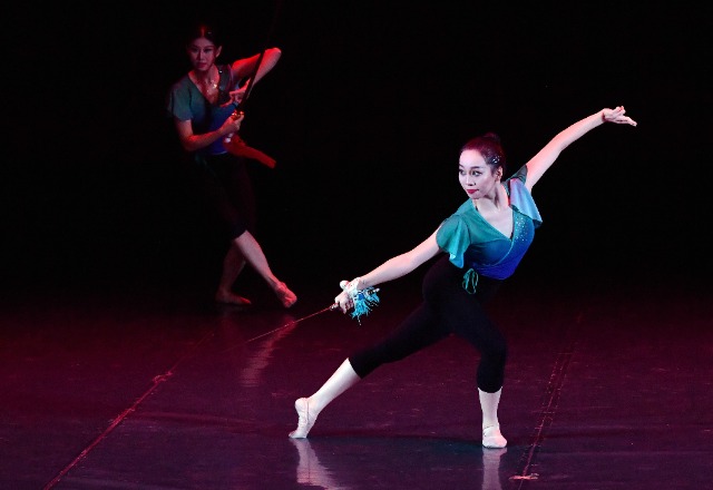 浙江紡織服裝職院學(xué)生進行匯報展演 王國海 攝 1.jpg 浙江紡織服裝職院學(xué)生進行匯報展演 王國海 攝 1.jpg