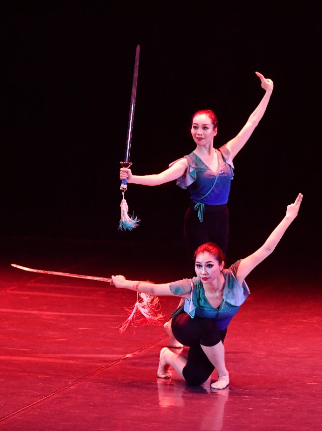 浙江紡織服裝職院學(xué)生進行匯報展演 王國海 攝.jpg 浙江紡織服裝職院學(xué)生進行匯報展演 王國海 攝.jpg