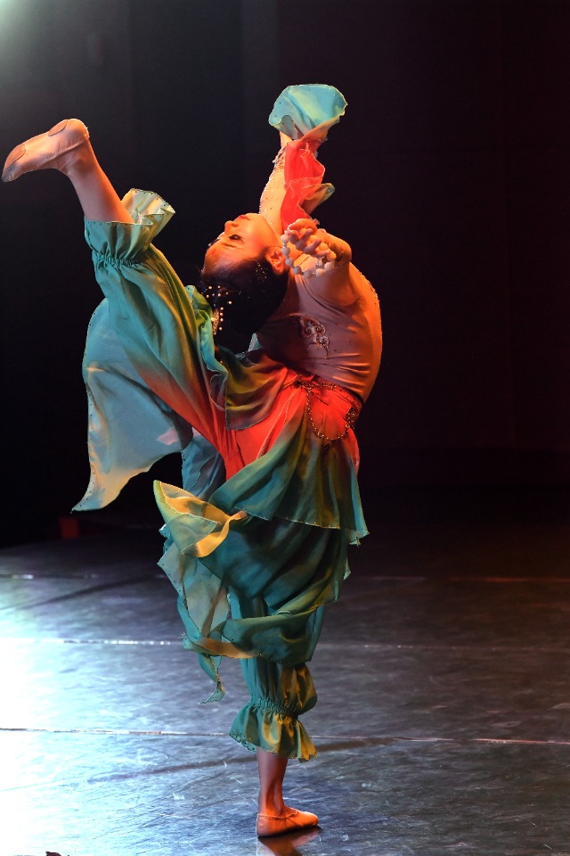 浙江紡織服裝職院學(xué)生展示舞蹈技能 王國海 攝.jpg 浙江紡織服裝職院學(xué)生展示舞蹈技能 王國海 攝.jpg