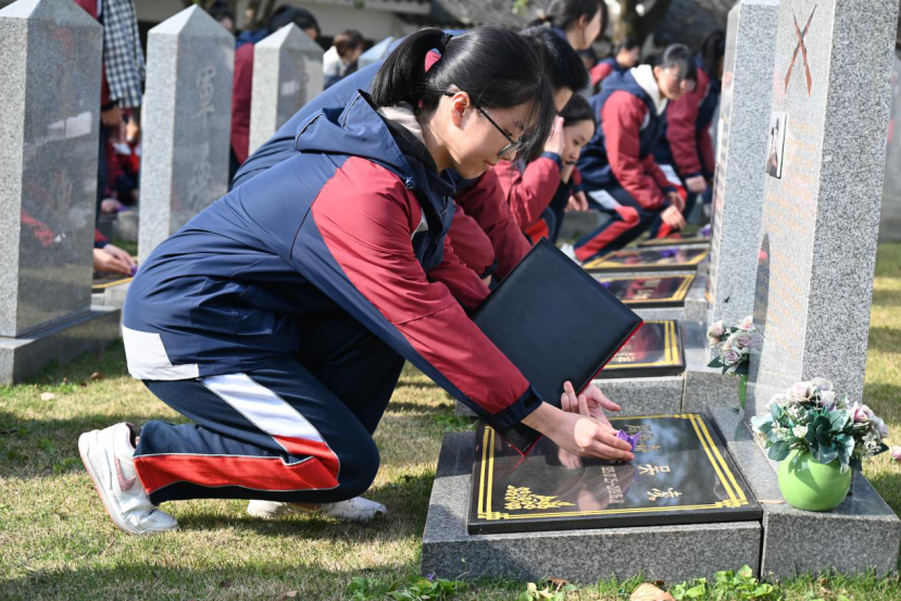 獻(xiàn)上手工制作的紫金草花 學(xué)校供圖.png 獻(xiàn)上手工制作的紫金草花 學(xué)校供圖.png