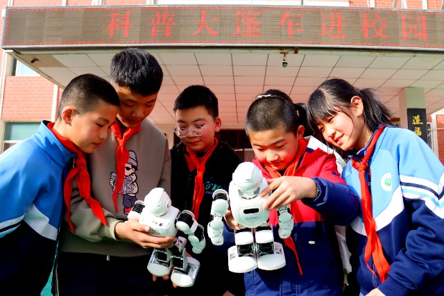 03 學(xué)生在觀察機器人構(gòu)造 攝影 沈貝.jpg