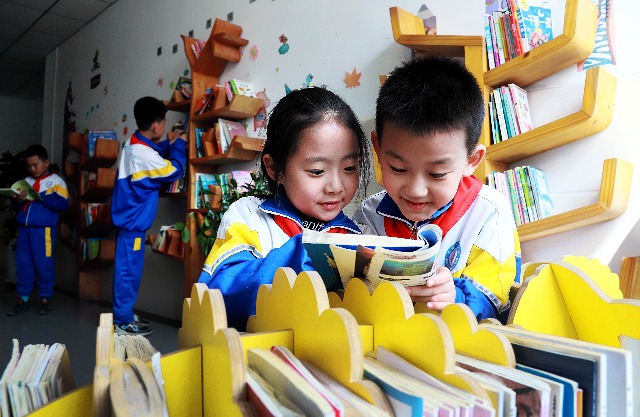 04 臨澤縣城關(guān)小學學生在閱讀。趙琳攝.jpg