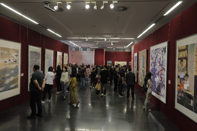 參觀者駐足欣賞中小學美術教師作品?；顒臃焦﹫D .jpg